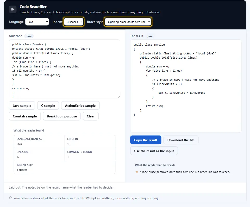 Captura del embellecedor de código con el estilo de llaves puesto en llave de apertura en su propia línea y la indentación en cuatro espacios, el panel izquierdo con la muestra plana de Java y el panel derecho mostrando la misma clase con cada llave de apertura movida a una línea propia, el panel de abajo marcando trece líneas de entrada, diecisiete de salida, un comentario encontrado y un paso de indentación de cuatro espacios, y una nota bajo el resultado diciendo que cuatro llaves sueltas se movieron a su propia línea y que no se tocó ninguna otra
