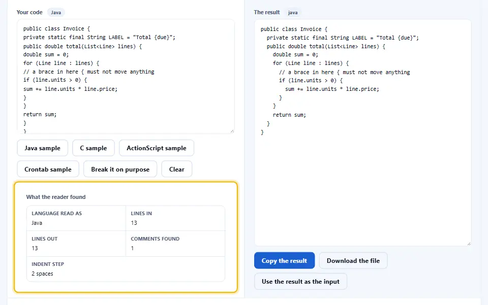 Captura del embellecedor de código con la muestra de Java cargada, el panel izquierdo mostrando el código plano de una clase llamada Invoice con una cadena que lleva una llave en su texto, un bucle for y un comentario que también lleva una llave, el panel derecho mostrando el mismo código reindentado a dos espacios por nivel, y el panel de abajo listando el lenguaje leído como Java, trece líneas de entrada, trece de salida, un comentario encontrado y un paso de indentación de dos espacios