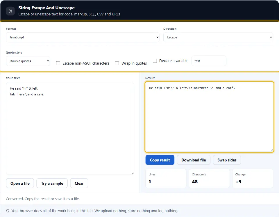 أداة تهريب النصوص مضبوطة على JavaScript مع نص فيه علامات اقتباس وتبويب وسطر جديد، والنتيجة المهرّبة بجانبه